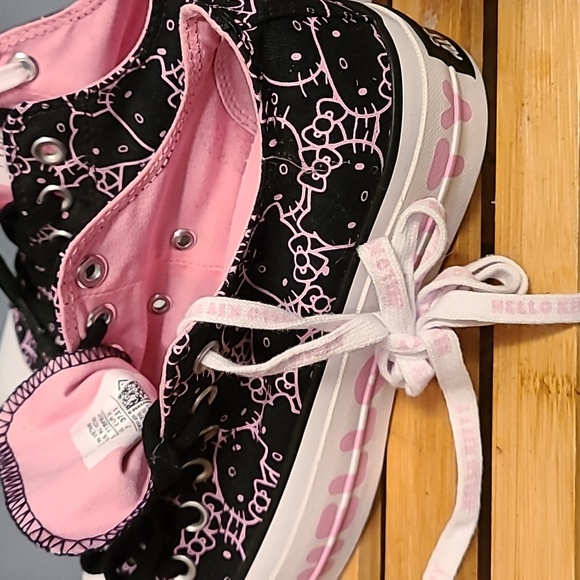 Hello Kitty Converse Allstars - Picture 11 of 14